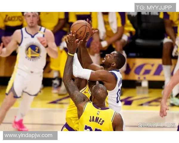 勇士与湖人激战四月十三日NBA季后赛精彩对决引发球迷热议